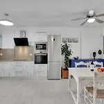 Βίλα Amazing By The With Private Pool